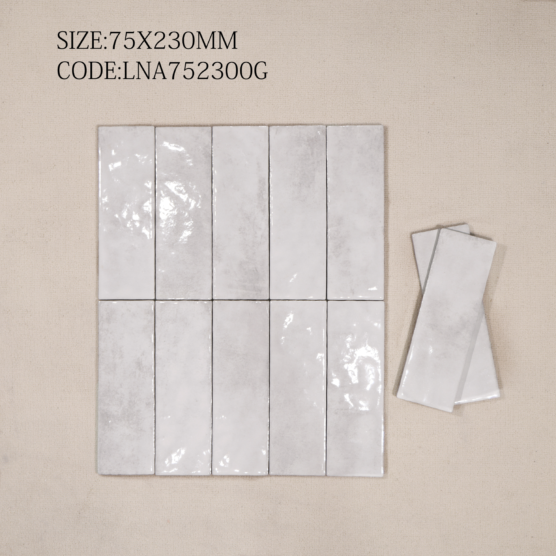 Tường bếp ốp gạch thẻ bóng 70x230mm xếp gạch so le