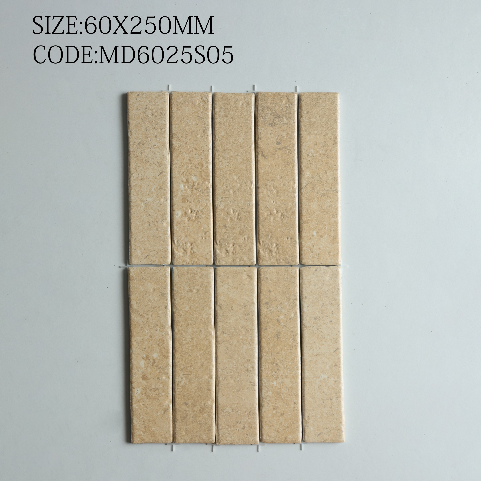 Viên gạch thẻ porcelain 60x250mm vân đá vôi chụp chính diện