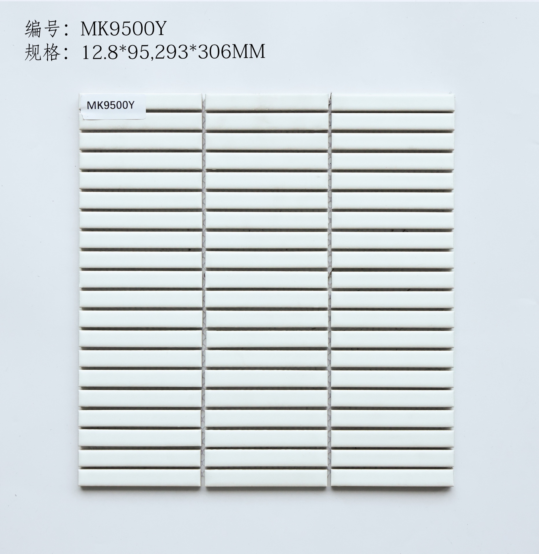 Cận cảnh men bóng trên bề mặt cong của từng thanh mosaic