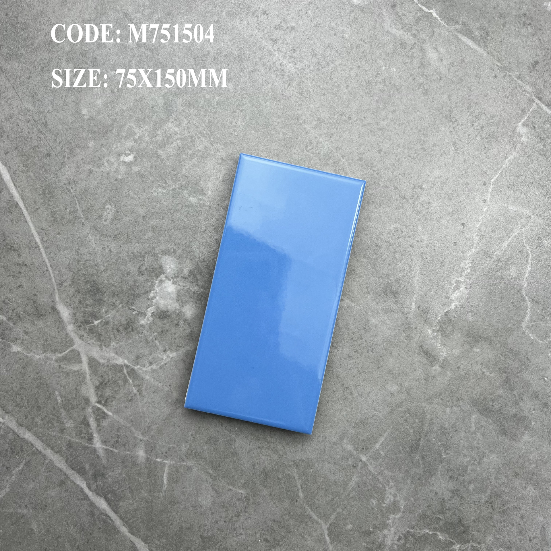 Viên gạch thẻ ceramic 75x150mm chụp chính diện trên nền trung tính