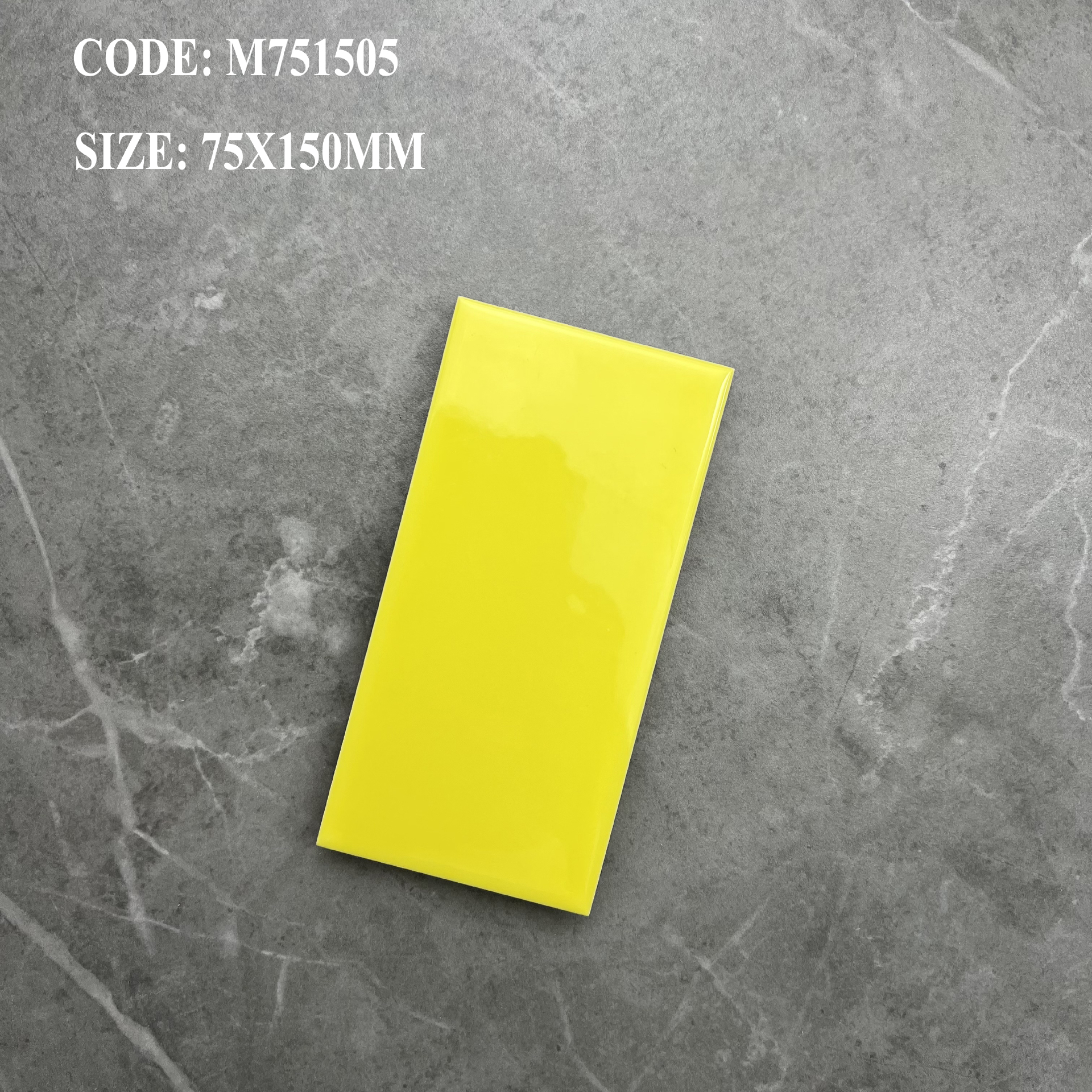 Viên gạch thẻ ceramic 75x150mm chụp chính diện trên nền trung tính