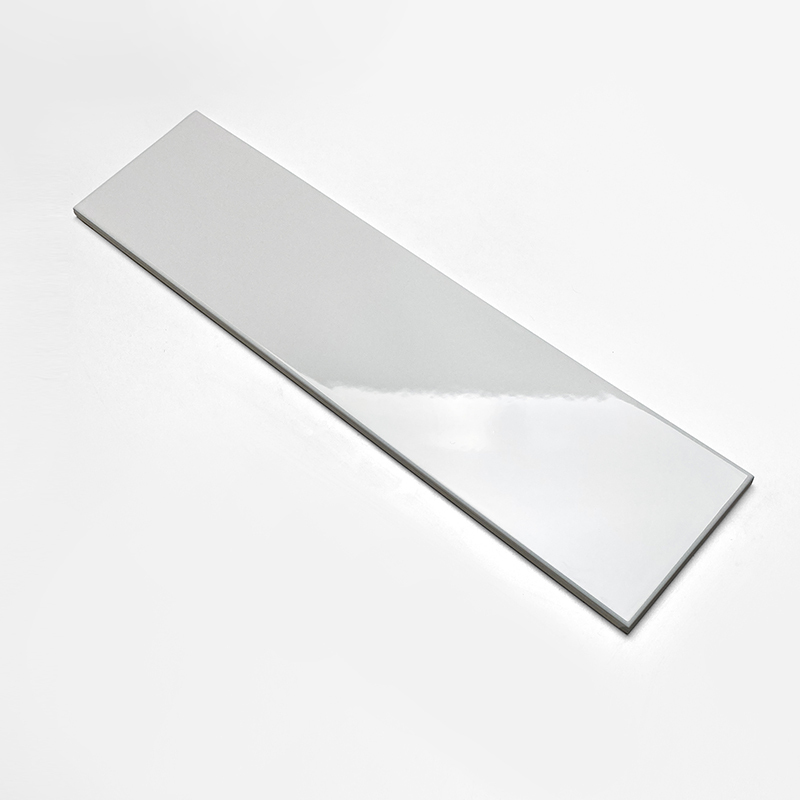 Cận cảnh bề mặt men bóng và men mờ của gạch 100x300mm