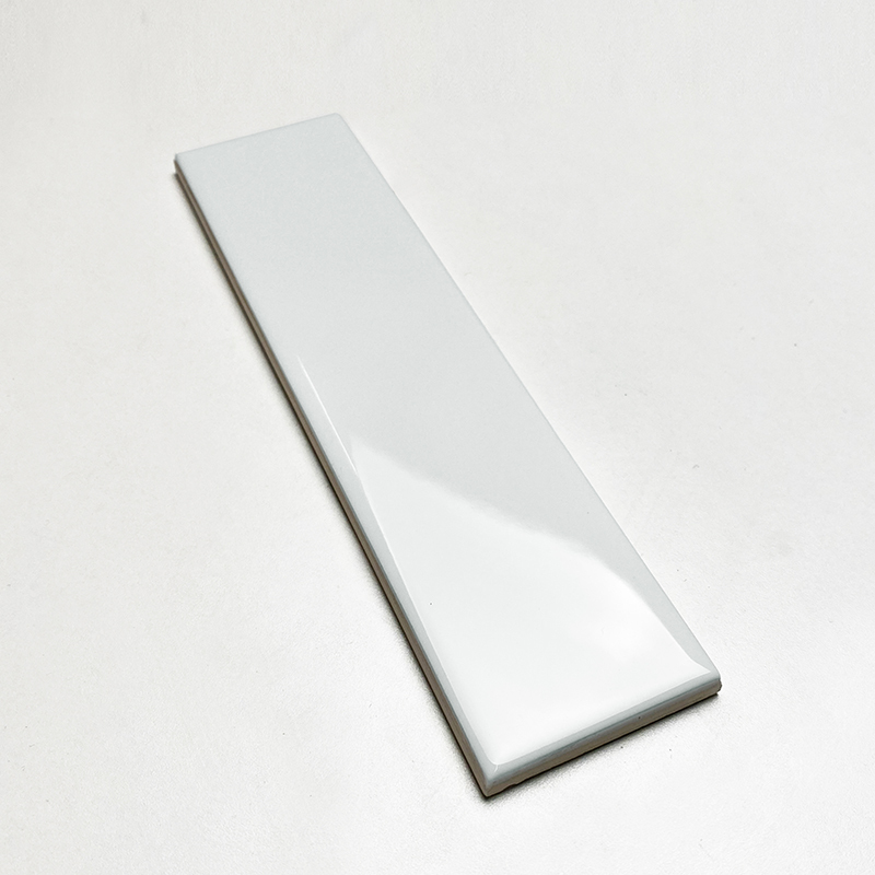 Cận cảnh bề mặt men của viên gạch 50x200mm