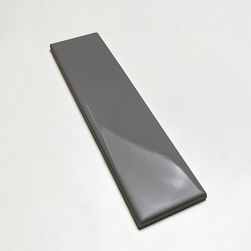 Tường bếp ốp gạch thẻ nhỏ 50x200mm xếp so le