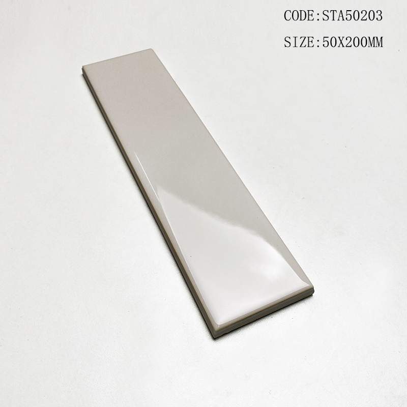 Tường bếp ốp gạch thẻ nhỏ 50x200mm xếp so le