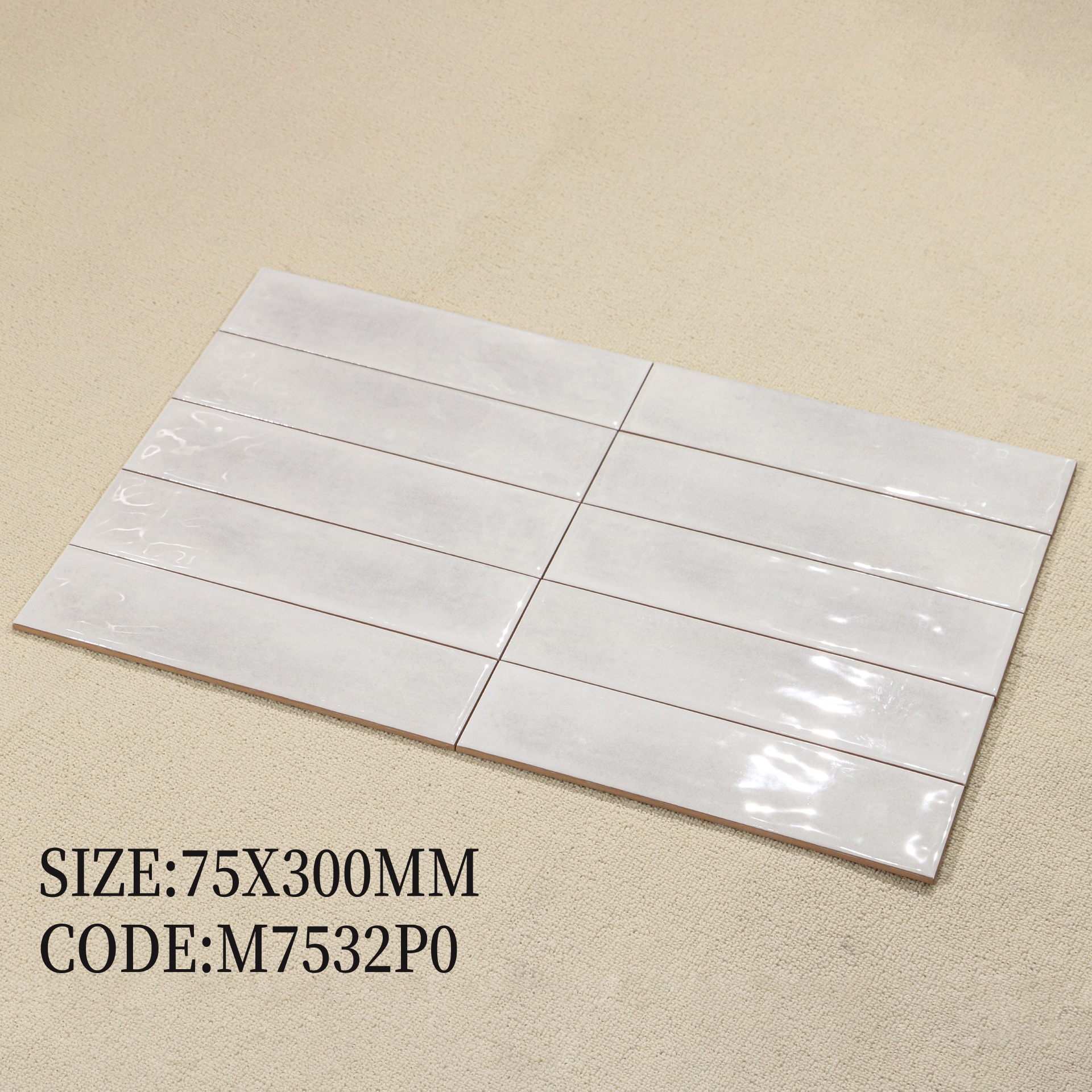 Gạch thẻ ceramic 75x300mm chụp chính diện trên nền trung tính