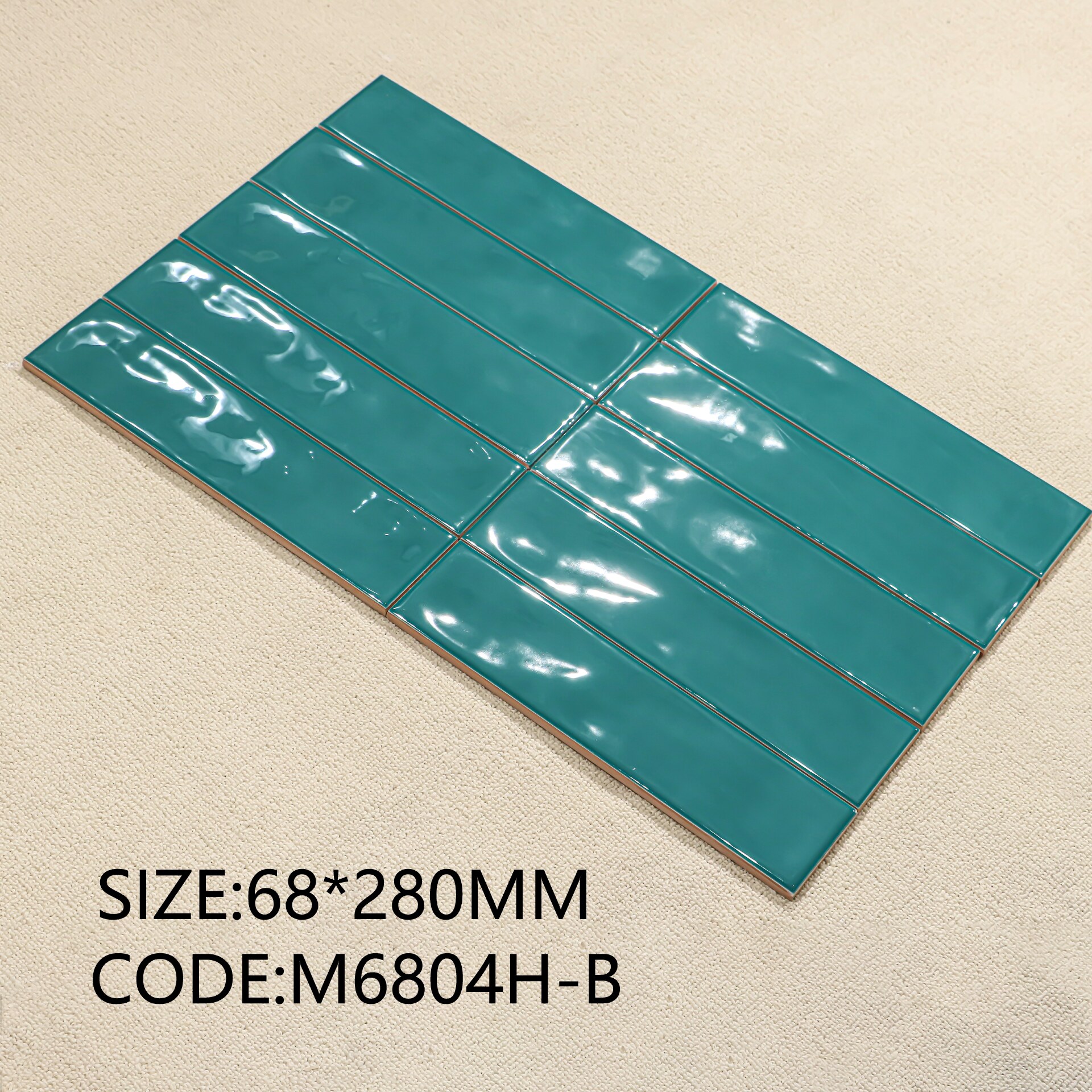 Tường sảnh khách sạn ốp gạch thẻ 68x280mm xếp so le