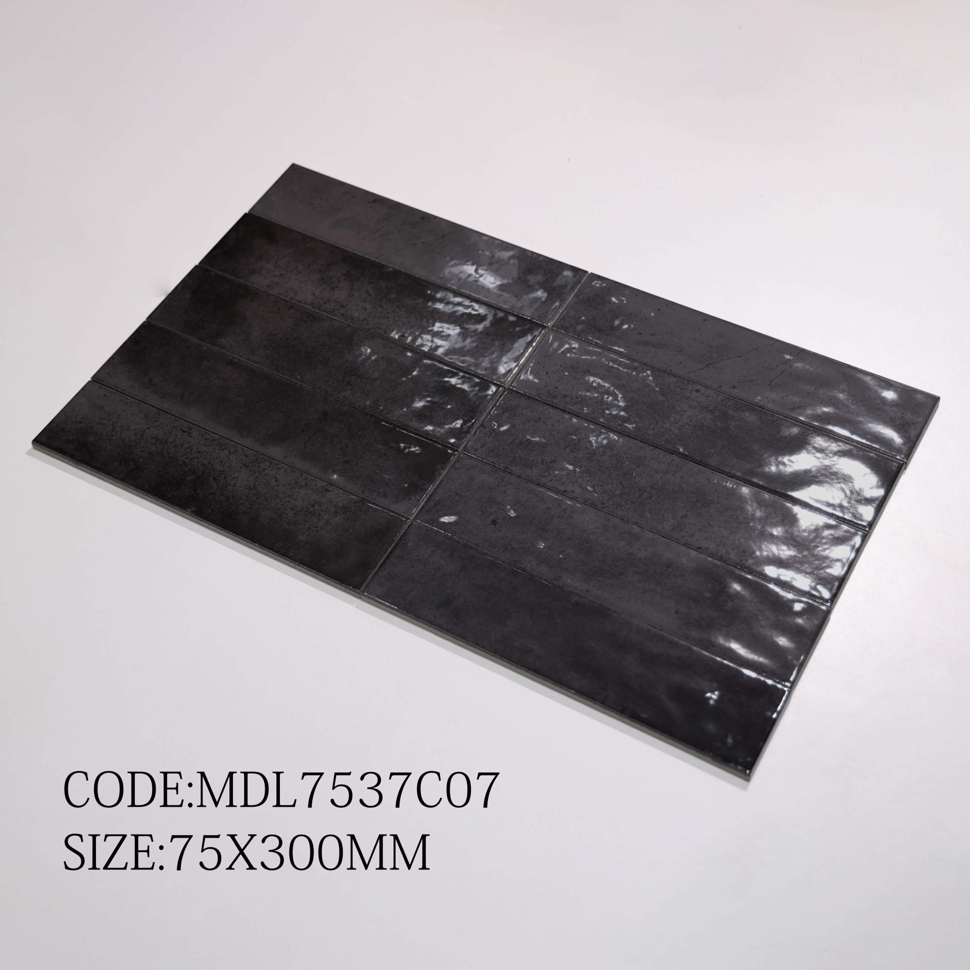 Cận cảnh đường sóng lượn dưới lớp men bóng cao