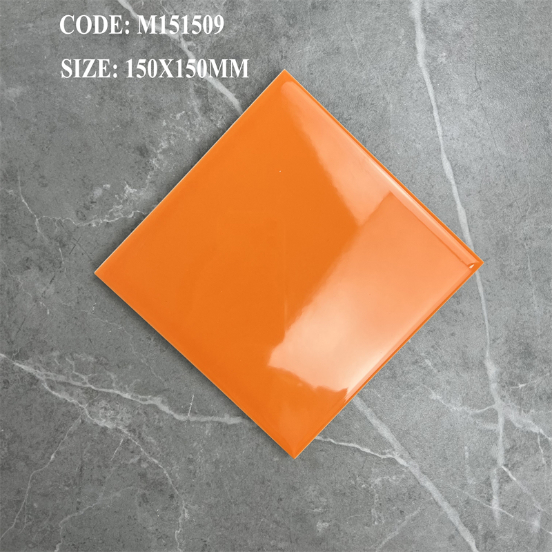 Cận cảnh độ bóng men và cạnh phẳng của viên gạch 150x150mm