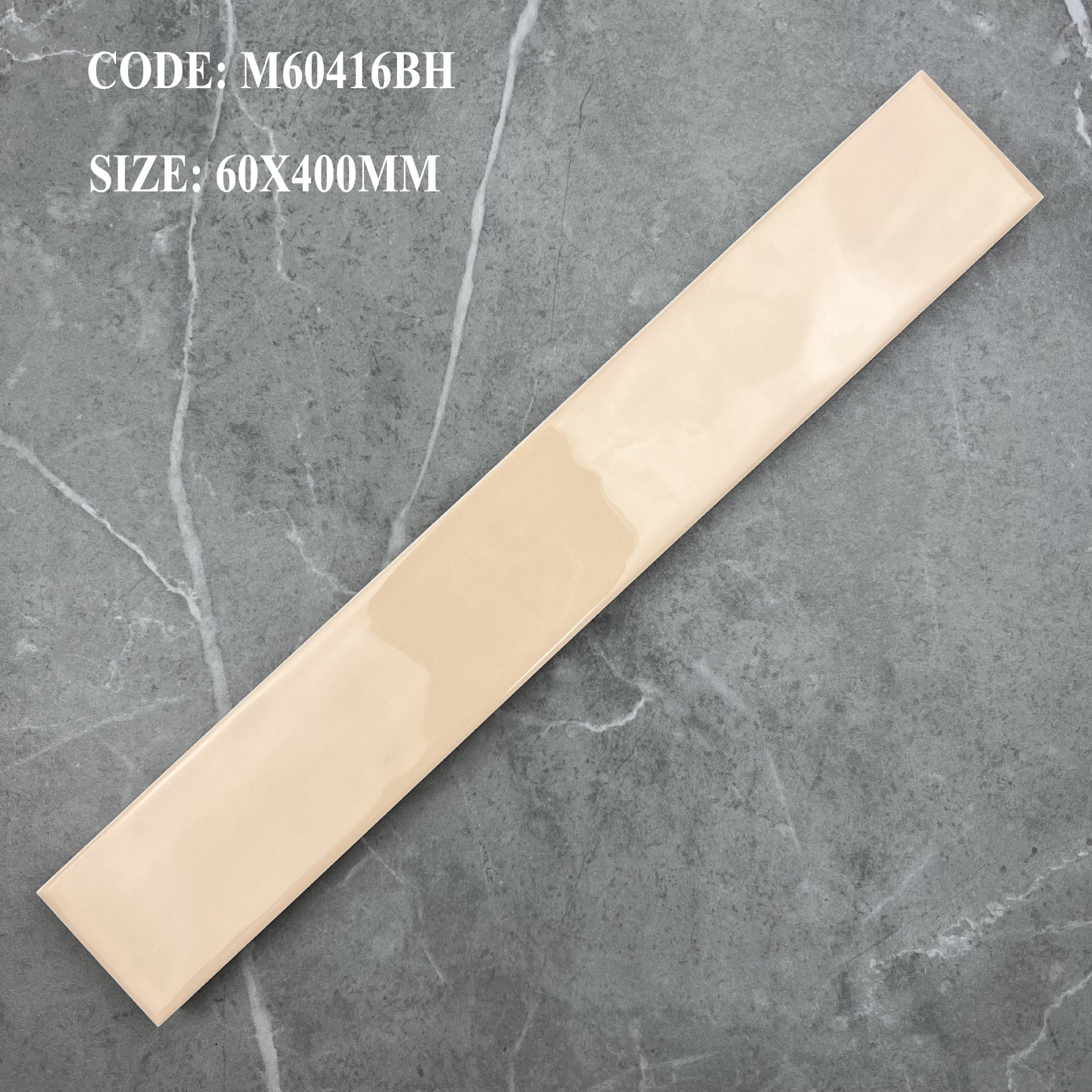 Gạch ceramic 60x400mm chụp nghiêng thấy rõ sóng bề mặt