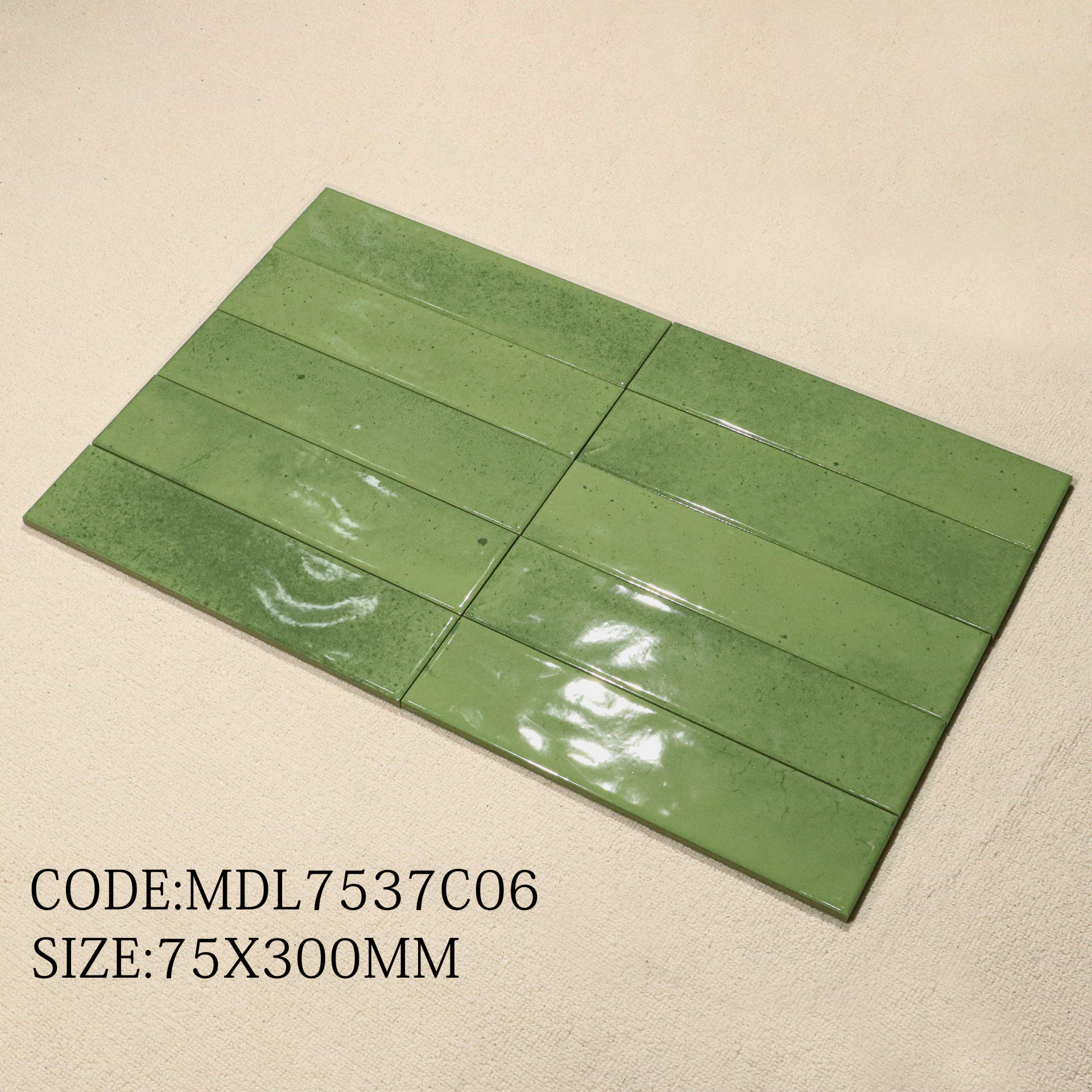 Cận cảnh đường sóng lượn dưới lớp men bóng cao