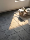 Viên gạch porcelain 200x200mm vân đá chụp chính diện trên nền sáng