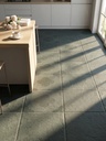 So sánh hai tông màu đen và xanh lá đậm của dòng gạch 200x200mm
