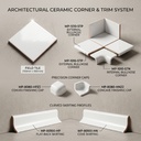 Các chi tiết nẹp ceramic trắng bóng xếp cạnh nhau trên nền sáng