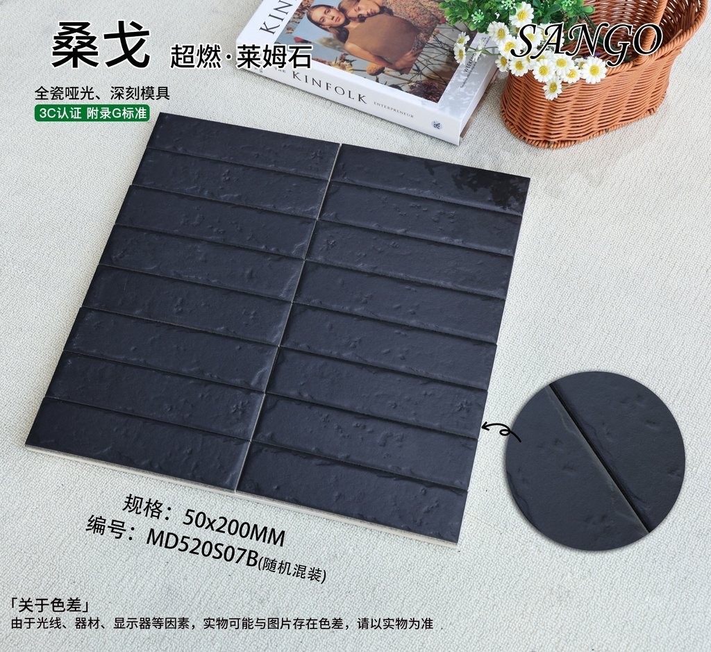 Cận cảnh khe nứt và vết đẽo trên bề mặt mờ của gạch thẻ vân đá