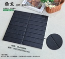 Cận cảnh khe nứt và vết đẽo trên bề mặt mờ của gạch thẻ vân đá