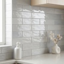 Mảng tường ốp bếp hoàn thiện bằng gạch porcelain gợn sóng 75x300mm