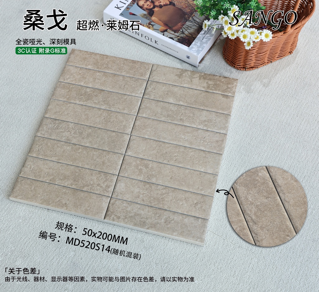 Cận cảnh khe nứt và vết đẽo trên bề mặt mờ của gạch thẻ vân đá