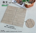 Cận cảnh khe nứt và vết đẽo trên bề mặt mờ của gạch thẻ vân đá