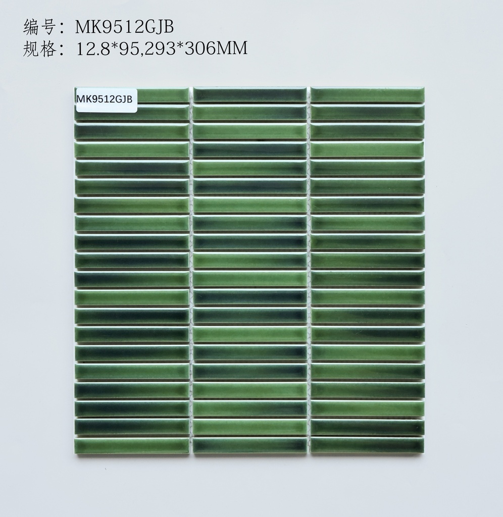 Cận cảnh men bóng trên bề mặt cong của từng thanh mosaic
