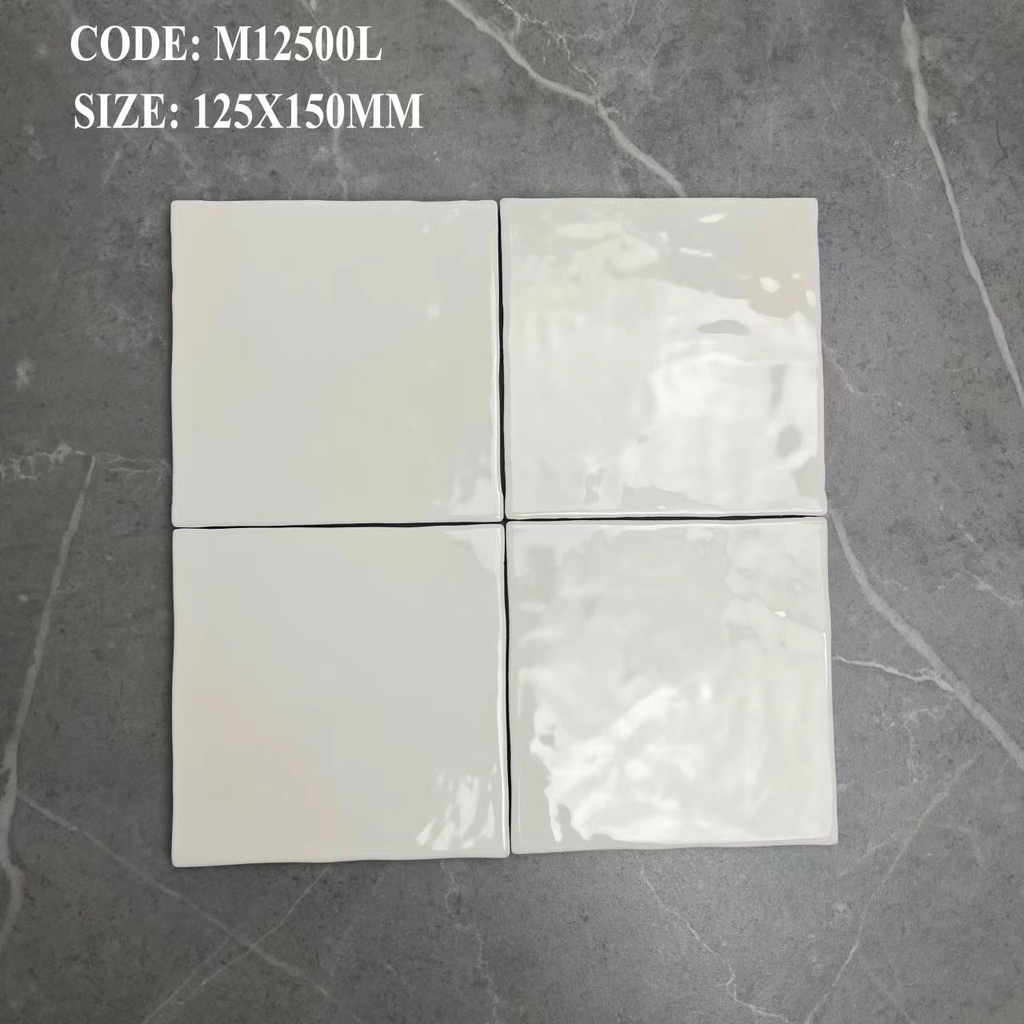 Cận cảnh bề mặt phủ hạt cát của viên gạch 125x125mm