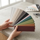 Viên gạch thẻ ceramic 75x300mm chụp chính diện trên nền sáng