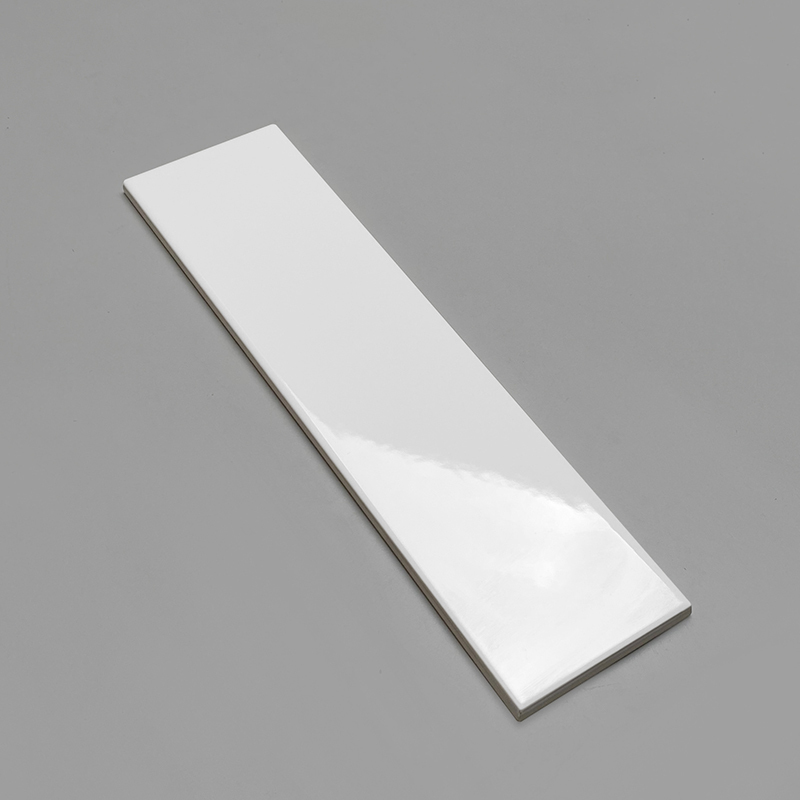 Viên gạch thẻ ceramic 75x300mm chụp chính diện trên nền sáng