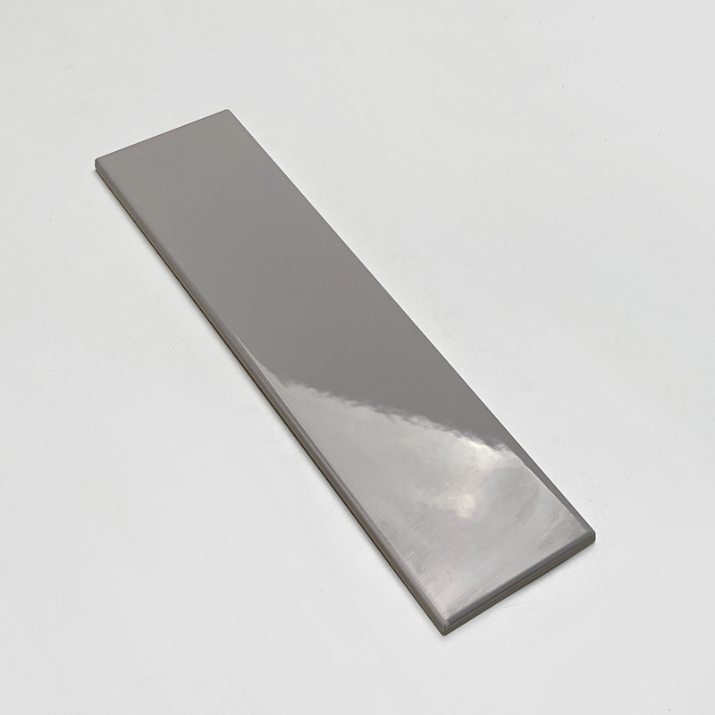 Viên gạch thẻ ceramic 75x300mm chụp chính diện trên nền sáng