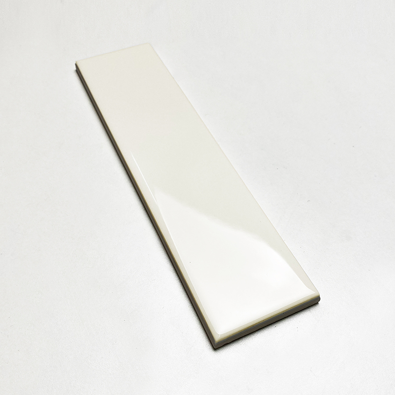 Tường bếp ốp gạch thẻ nhỏ 50x200mm xếp so le