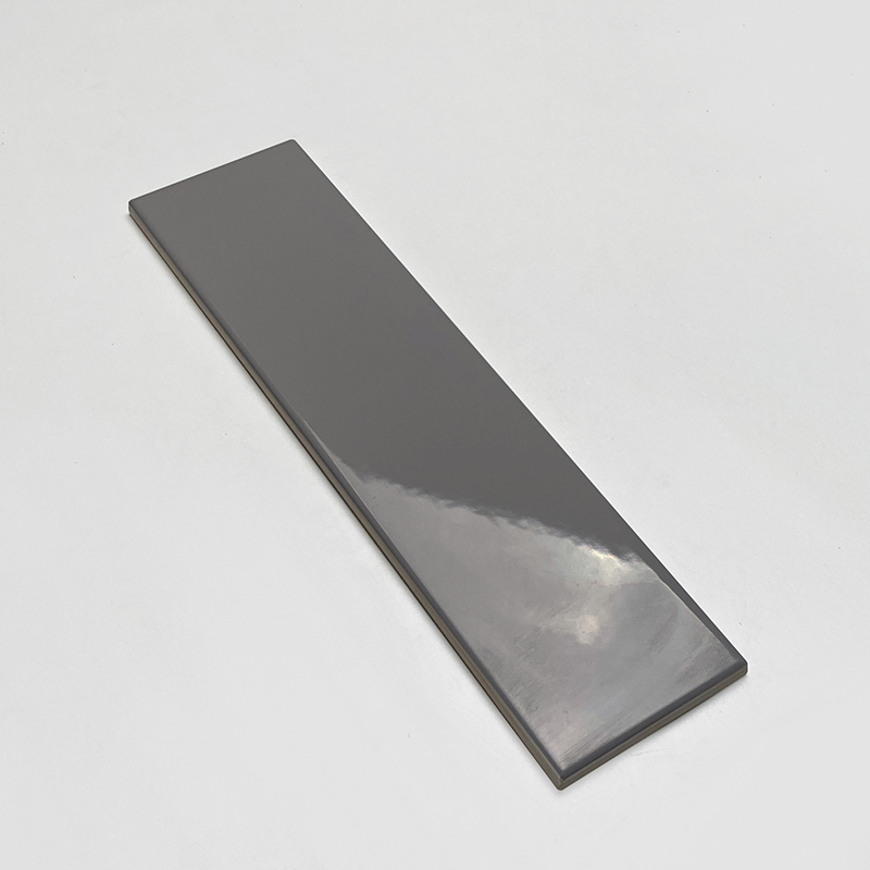 Tường bếp ốp gạch thẻ ceramic 75x300mm xếp so le