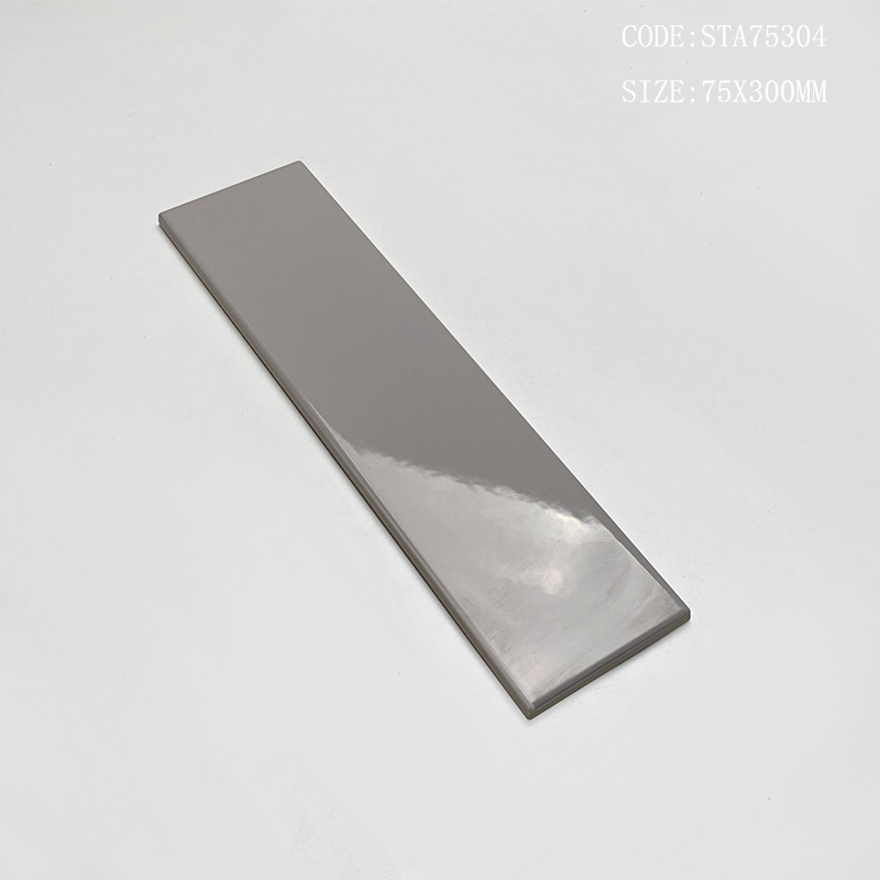 Viên gạch thẻ ceramic 75x300mm chụp chính diện trên nền sáng