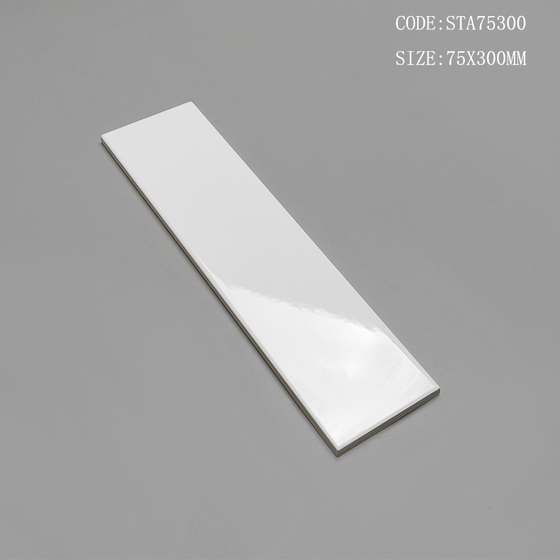 Tường bếp ốp gạch thẻ ceramic 75x300mm xếp so le