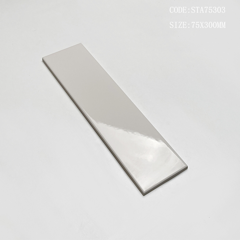 Viên gạch thẻ ceramic 75x300mm chụp chính diện trên nền sáng