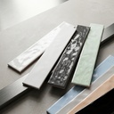 Gạch ceramic 60x400mm chụp nghiêng thấy rõ sóng bề mặt