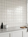 Viên gạch ceramic 120x120mm chụp chính diện trên nền sáng