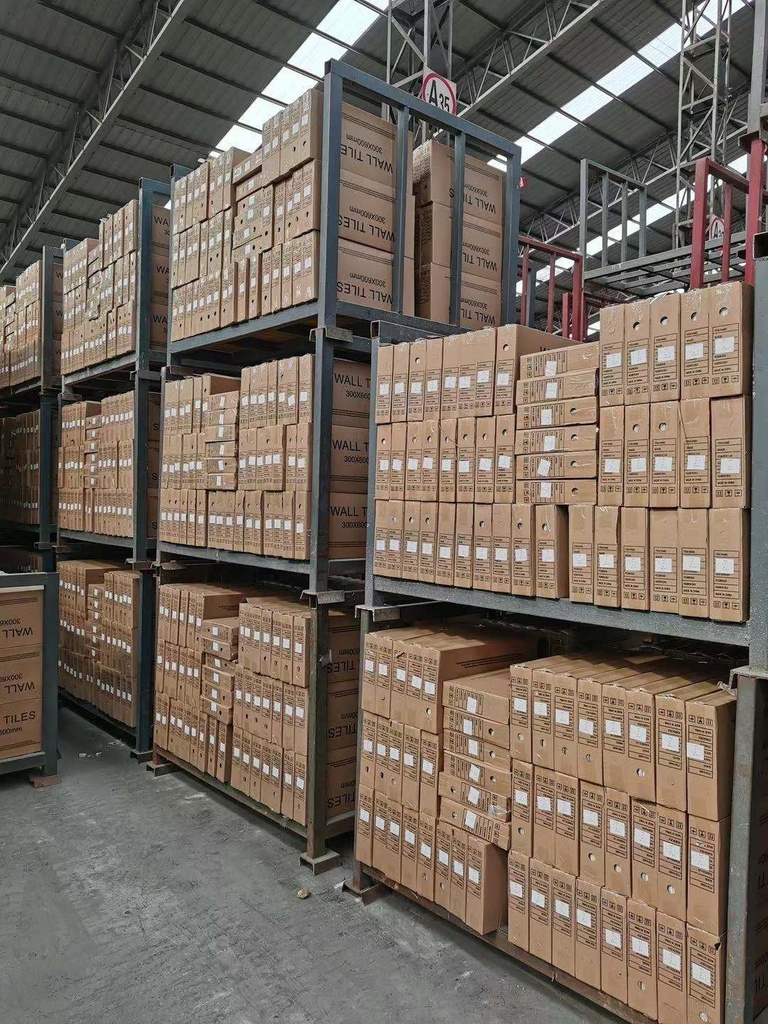 Gạch vuông 150x150mm men bóng chụp chính diện nguyên viên